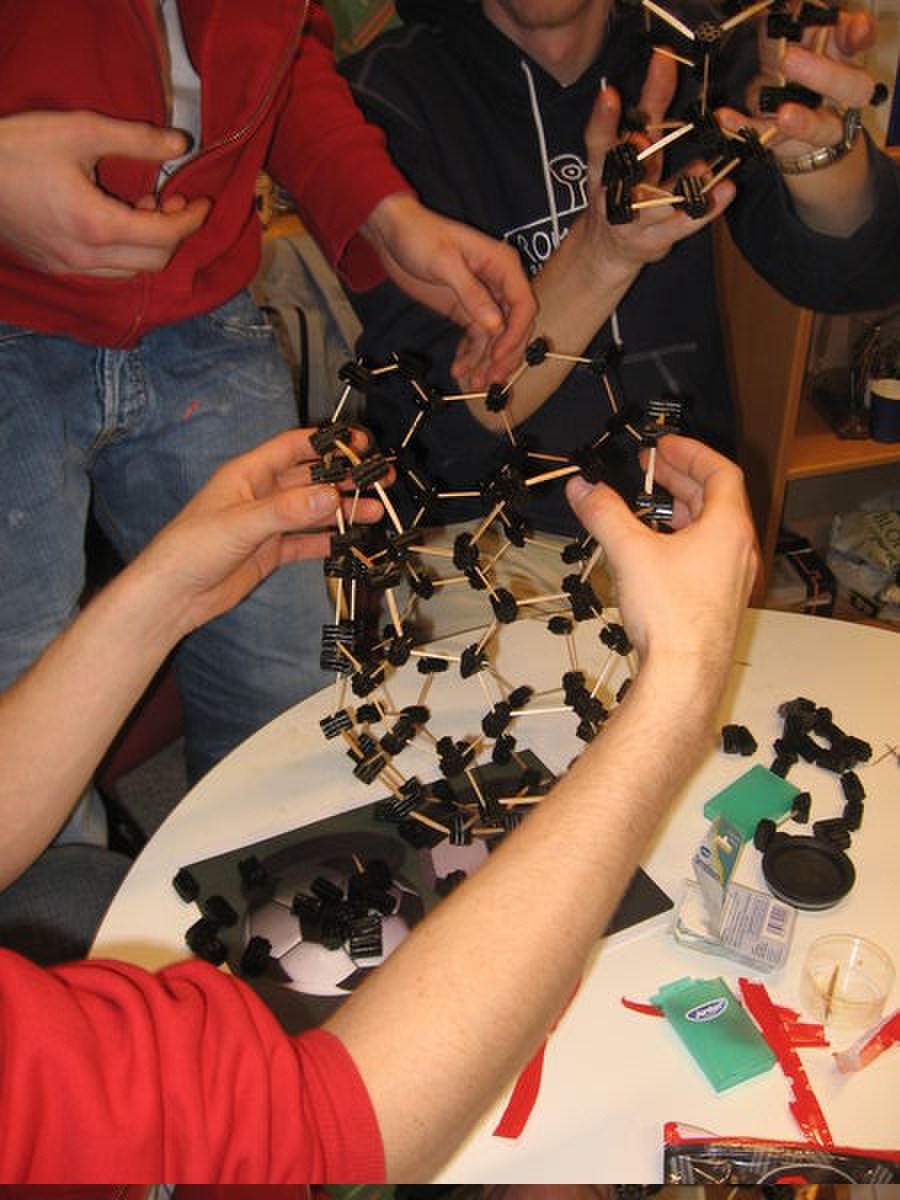 Nyskjerrige forskerspirer som vi er, gikk vi fort løs på oppgaven med å lage en CNT-modell av to buckyballhalvdeler og en haug med sekskanter.